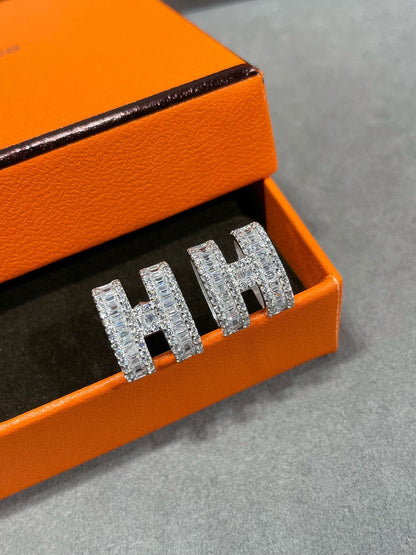 [Camiery]H STUD EARRINGS WITH SILVER DIAMONDS