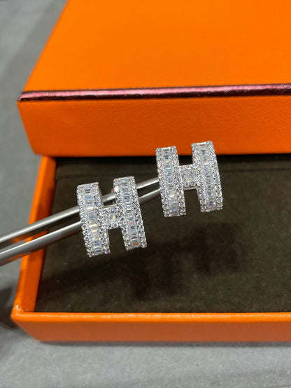 [Camiery]H STUD EARRINGS WITH SILVER DIAMONDS