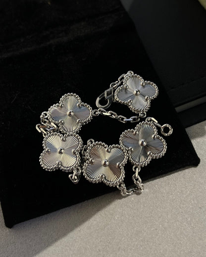 [Camiery] CLOVER 5 MOTIF LASER BRACELET COLLECTION